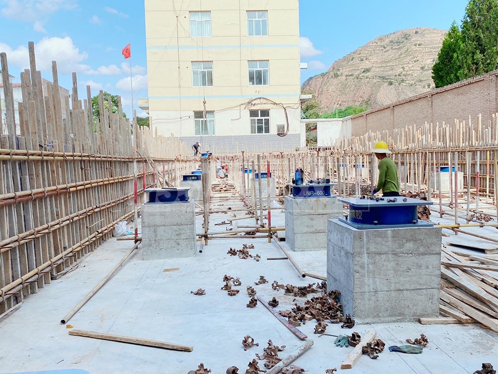 LNR橡膠隔震支座D420多少錢 建筑隔震支座生產源頭工廠 LRB600-Ⅱ鉛芯橡膠隔震支座廠家
